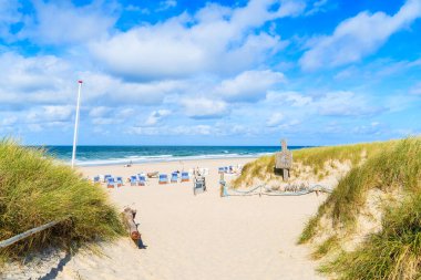 Almanya 'nın Sylt Adası Kampen Köyü' ndeki beyaz kumsala giriş.