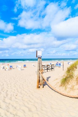 Almanya 'nın Sylt Adası Kampen Köyü' ndeki kumlu plaja giriş.