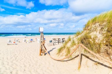 Almanya 'nın Sylt Adası Kampen Köyü' ndeki kumlu plaja giriş.