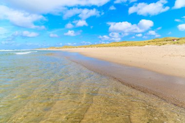 Kampen sahilinde kristal berrak deniz suyu, Kuzey See, Sylt Adası, Almanya