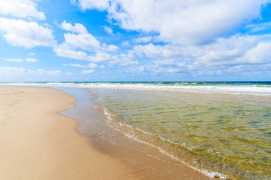 Deniz dalgaları güzel kumlu sahilde alçak gelgitte, Sylt Adası, Almanya