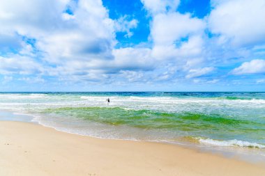 Kampen sahilinde deniz suyunda kadın sörfçü, Sylt Adası, Kuzey Denizi, Almanya