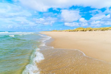 Kampen sahilinde kristal berrak deniz suyu, Sylt Adası, Kuzey Denizi, Almanya