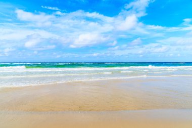Deniz dalgaları güzel kumlu sahilde alçak gelgitte, Sylt Adası, Almanya