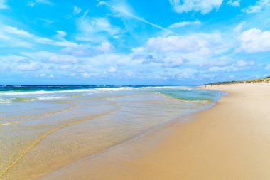 Güzel kumlu sahilde sığ deniz suyu alçak gelgitte, Sylt Adası, Almanya