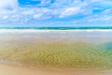 Kampen sahilinde kristal berrak deniz suyu, Sylt Adası, Kuzey Denizi, Almanya