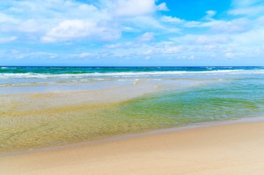Güzel kumlu sahilde sığ deniz suyu alçak gelgitte, Sylt Adası, Almanya