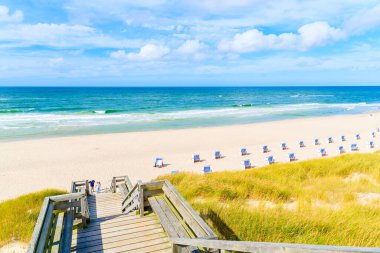 Liste Köyü, Sylt Adası, Kuzey Denizi, Almanya 'daki kumlu plaja doğru tahta adımlar.