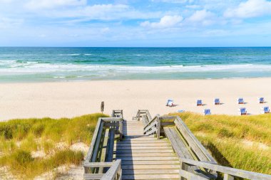 Almanya 'nın Sylt Adası' ndaki Liste Köyü 'ne uzanan kum tepeciğindeki tahta yol.