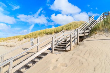 Almanya 'nın Sylt Adası' ndaki güzel kumlu plaja tahta adımlar.