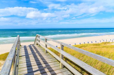 Almanya 'nın Sylt Adası yakınlarındaki List köyüne giden ahşap yol.