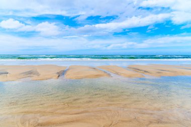 Kampen sahilinde sığ, berrak deniz suyu alçak gelgitte, Sylt Adası, Kuzey Denizi, Almanya