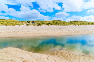 Kampen sahilinde sığ, berrak deniz suyu alçak gelgitte, Sylt Adası, Kuzey Denizi, Almanya