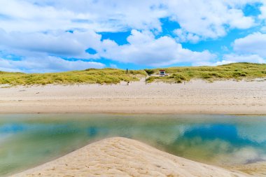 Almanya 'nın Sylt Adası yakınlarındaki List köyündeki kumlu sahilde deniz lagünü.
