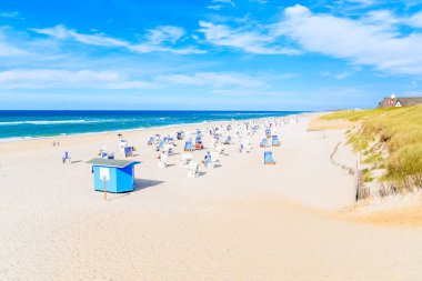 Kampen köyündeki kumlu plajda sandalyeler, Sylt Adası, Kuzey Denizi, Almanya