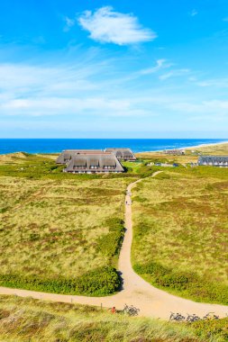 Almanya 'nın Sylt Adası' nın batı kıyısındaki Kampen köyünde kırsal yolda yürüyen insanlar