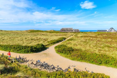 SYLT Adaları, Almanya - 11 SEP 2016: Almanya 'nın Sylt Adası' nın batı kıyısındaki Kampen köyünde kıyı yolunda parketmiş bisikletler.