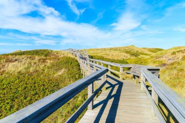Almanya 'nın Sylt Adası' ndaki Wenningstedt köyü kıyısındaki tahta yol.