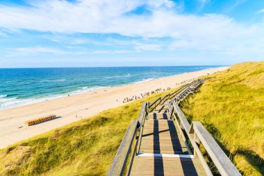Wenningstedt, Sylt Adası, Almanya 'daki kumlu plaja giden adımlar.