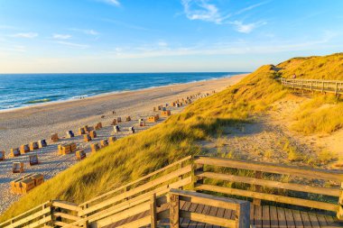 Gün batımında Kuzey Denizi plajına doğru adımlar atıyor, Sylt Adası, Almanya