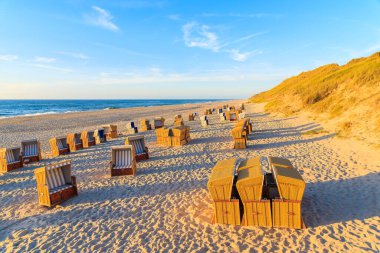 Gün batımında plaj sandalyeleri, Sylt Adası, Almanya