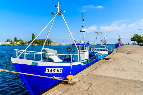 JASTARNIA PORT, POLAND - 21 Haziran 2016: Güneşli yaz gününde Jastarnia limanında demirleyen geleneksel balıkçı tekneleri, Hel yarımadası, Baltık Denizi, Polonya.