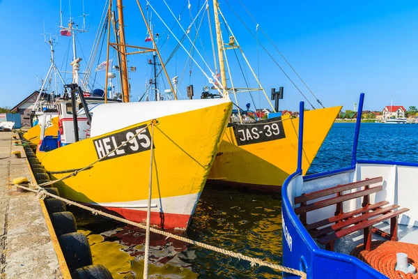 JASTARNIA PORT, POLAND - 21 Haziran 2016: Güneşli yaz gününde Jastarnia limanında demirleyen geleneksel balıkçı tekneleri, Hel yarımadası, Baltık Denizi, Polonya.