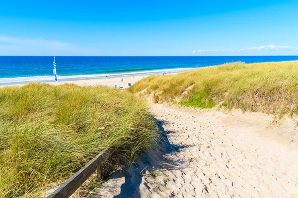 Almanya 'nın Sylt adasındaki Kampen köyündeki kumlu plaja giriş.