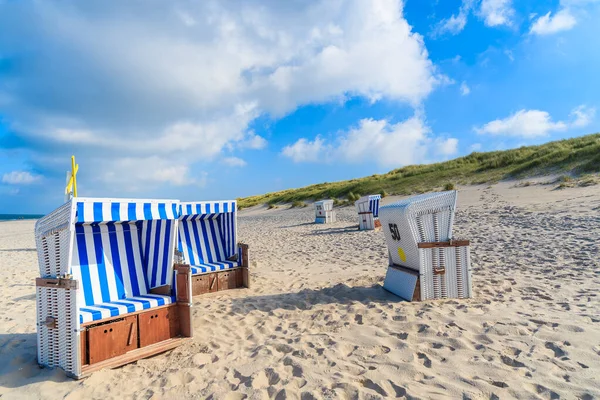 Sabahın ilk ışıklarıyla kumlu Kampen plajında sandalyeler, Sylt Adası, Almanya