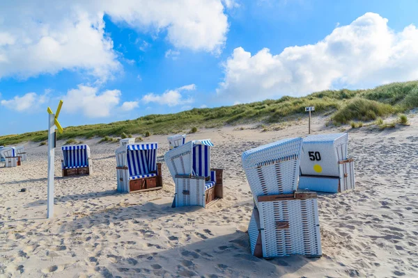 Kuzey Denizi kıyısındaki Kampen köyünde kumlu plajda hasır sandalyeler, Sylt Adası, Almanya