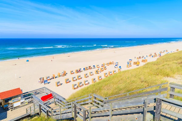 Güneşli yaz gününde Wenningsted 'deki kumsala giden adımlar Kuzey Denizi, Almanya