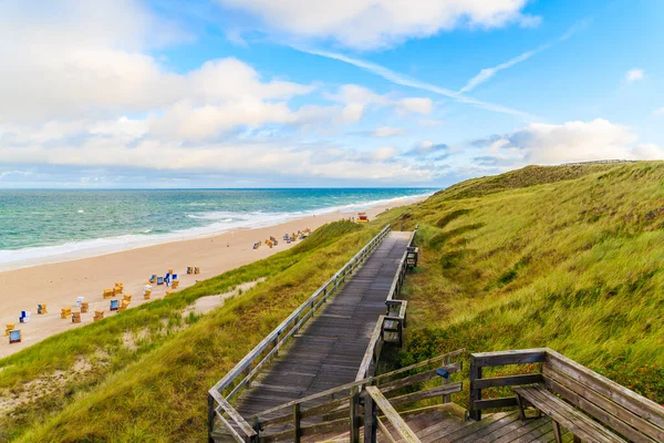 Gündoğumunda Wenningstedt plajı boyunca uzanan sahil yolu, Sylt Adası, Kuzey Denizi, Almanya