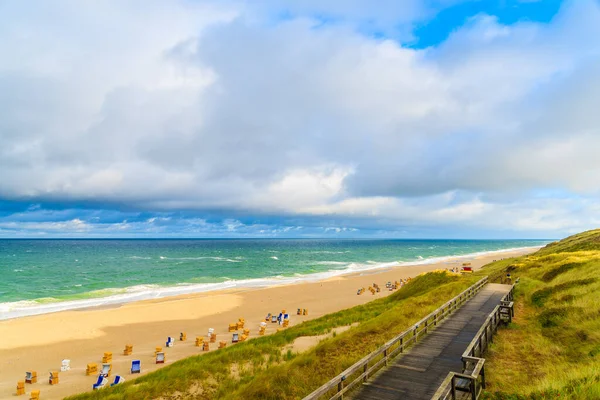 Gündoğumunda Wenningstedt plajı boyunca uzanan sahil yolu, Sylt Adası, Kuzey Denizi, Almanya