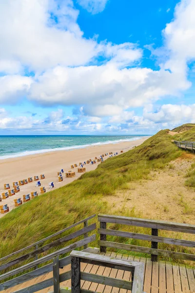 Kuzey Denizi, Almanya 'daki Sylt Adası' ndaki Wenningstedt köyünde gün doğumundaki kumsal manzarası