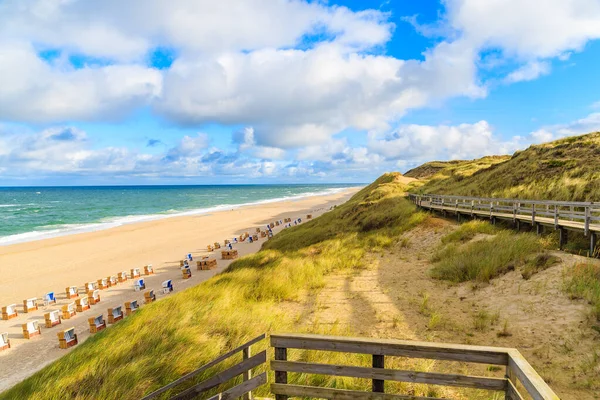 Almanya 'nın Sylt Adası' ndaki Wenningstedt köyündeki kumsal ve kum tepelerinin manzarası