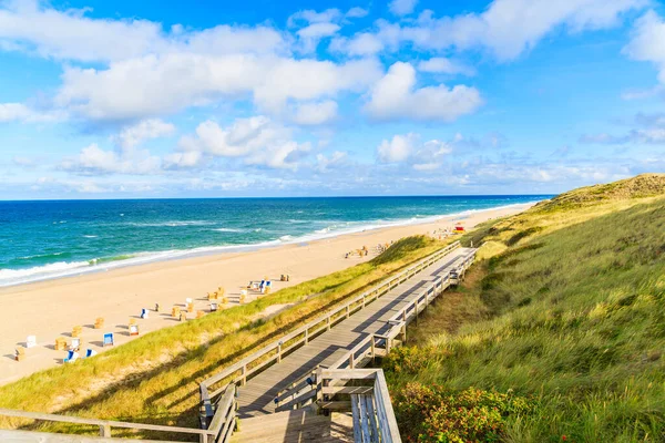 Wenningstedt sahilindeki sahil yolu sabahın erken saatlerinde Sylt Adası, Kuzey Denizi, Almanya