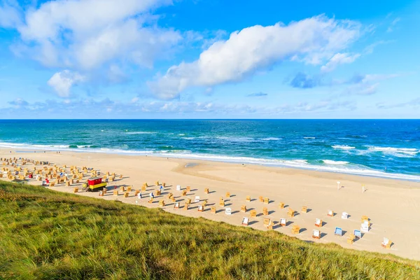 Almanya 'nın Sylt Adası' ndaki Wenningstedt köyündeki kum tepesinden güzel bir sahil manzarası.