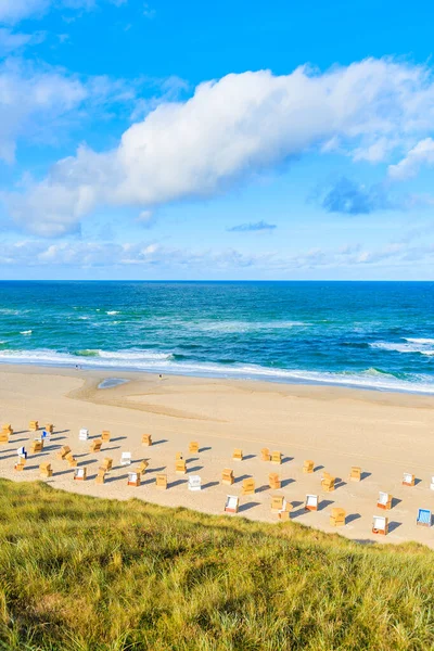 Kuzey Denizi, Almanya 'daki Sylt Adası' ndaki Wenningstedt köyünde gün doğumundaki kumsal manzarası