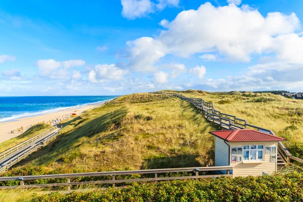 SYLT Adaları, Almanya - 11 SEP 2016: Wenningstedt plajı boyunca sabah erken saatlerde sahil yolu, Sylt Adası, Kuzey Denizi, Almanya.