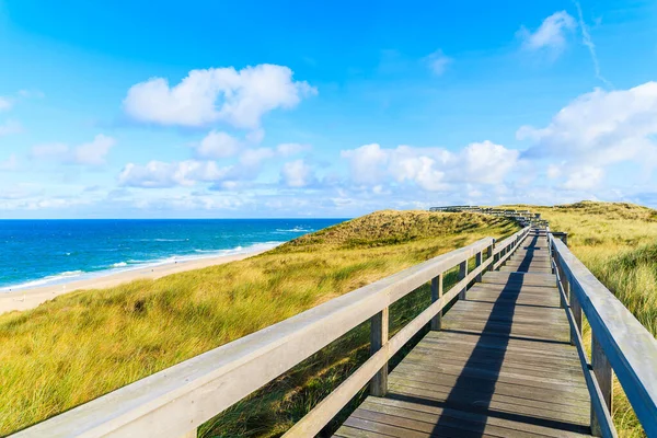 Wenningstedt sahili boyunca uzanan sahil yolu Sylt Adası, Kuzey Denizi, Almanya