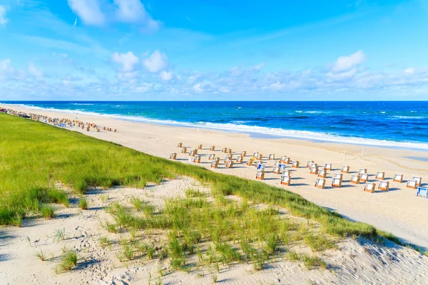 Almanya 'nın Sylt Adası' ndaki Wenningstedt köyündeki kum tepesinden güzel bir sahil manzarası.