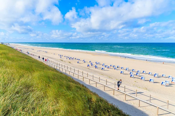 SYLT ADASI, ALMANY - 11 SEP 2016: Almanya 'nın Sylt Adası' ndaki Westerland köyündeki sahil ve sahil gezinti alanı.