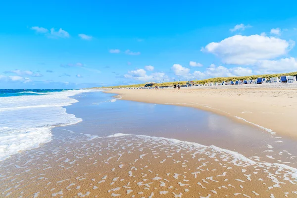Güneşli yaz gününde Kampen sahilinde güzel deniz dalgaları, Sylt Adası, Kuzey Denizi, Almanya