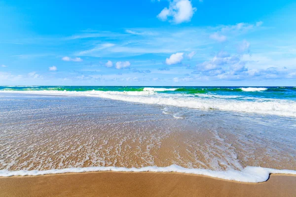 Güneşli yaz gününde Kampen sahilinde güzel deniz dalgaları, Sylt Adası, Kuzey Denizi, Almanya