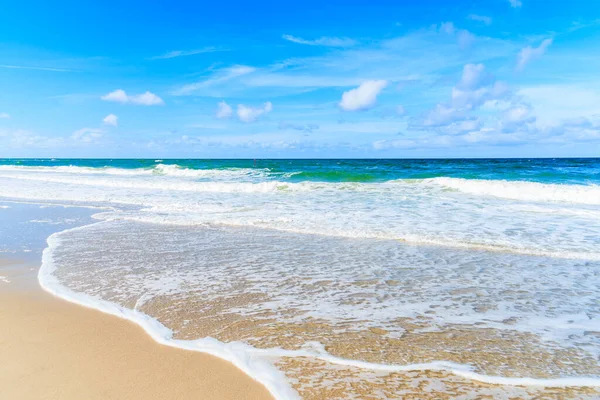 Güneşli yaz gününde, Sylt Island, Almanya güzel kum plajındaki dalgalar deniz
