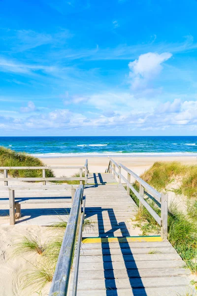 Almanya 'nın Sylt Adası' ndaki Westerland kasabası yakınlarındaki sakin plaja giden kum tepecikleri üzerinde yürüme