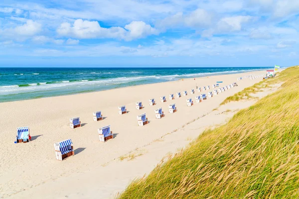 Almanya 'nın Sylt Adası' ndaki Liste Köyü 'ndeki kumlu plajda sandalyeler