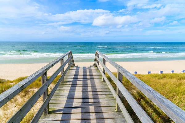 Almanya 'nın Sylt Adası' ndaki Liste Köyü 'ne uzanan kum tepeciğindeki tahta yol.