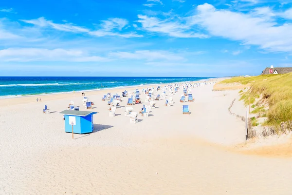 Kampen köyündeki kumlu plajda sandalyeler, Sylt Adası, Kuzey Denizi, Almanya