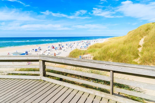 Kampen Köyü, Sylt Adası, Kuzey Denizi, Almanya 'daki kumlu sahil boyunca tahta yol.